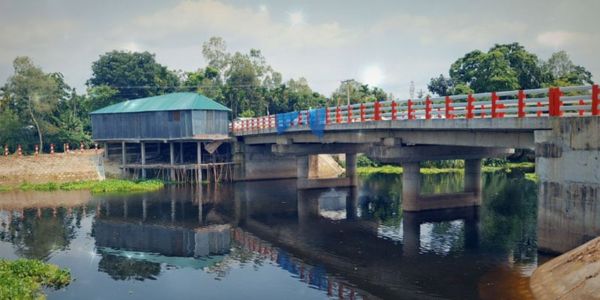 নদী দখল করে ভবন নির্মাণ